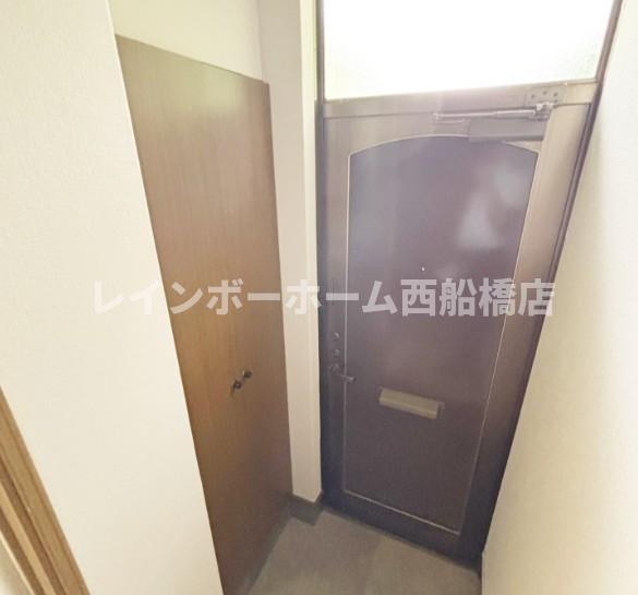 エクセル飯山満A棟の玄関