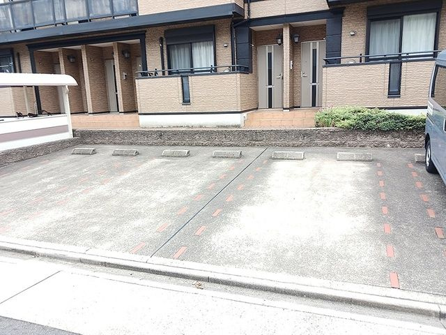 エテルノライツの駐車場