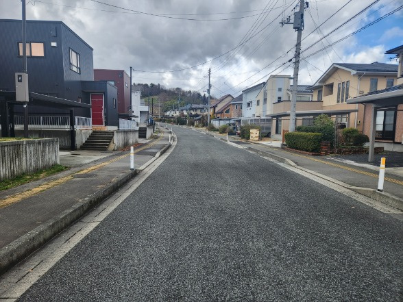 みはらしの丘一丁目戸建住宅の前面道路含む現地写真