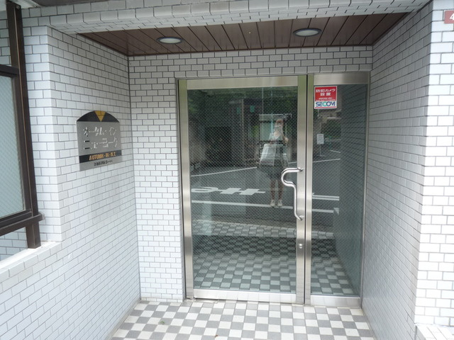 杉並区西荻北１丁目の賃貸マンションのエントランス
