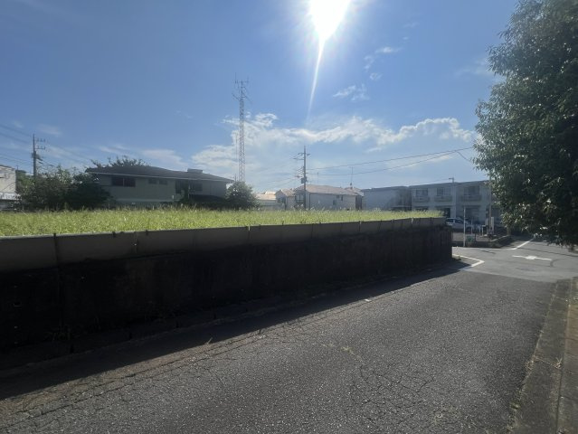 日野市平山４丁目の売地の前面道路含む現地写真