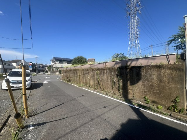 日野市平山４丁目の売地の前面道路含む現地写真