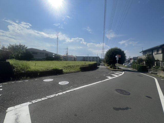 日野市平山４丁目の売地の前面道路含む現地写真