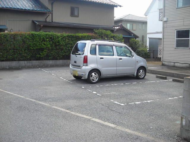 ルミエール今橋の駐車場
