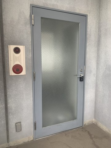 第二弥助ビルの玄関