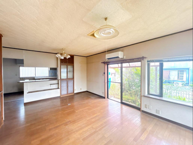 【居間・リビング】 | 筑西市幸町3丁目　中古戸建 | 南向きのリビングではぽかぽかの日差しが感じられます。