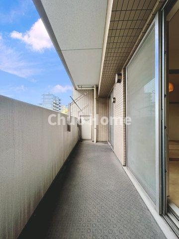 クレストフォルム南砂仙台堀川公園のバルコニー|【バルコニー】幅もあって、奥行きもあるゆとりのバルコニー。洗濯物を干したり乾かしたりだけでなく、ただ出てみるだけでも気持ちいいですよ。