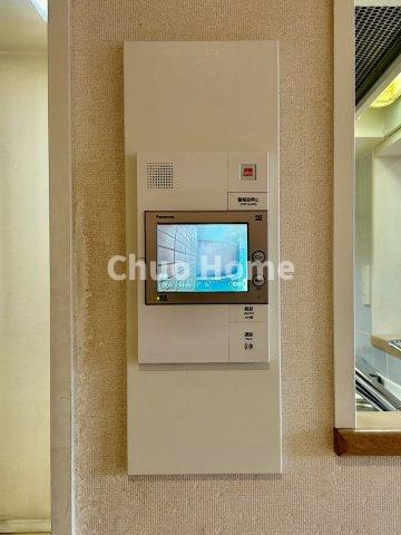 クレストフォルム南砂仙台堀川公園のセキュリティ|【モニターホン】誰が来たかすぐにわかるカラーモニター付きインターホン。通話ボタンを押すまでは室内の音は漏れていませんので相手を確かめてから応対できます。