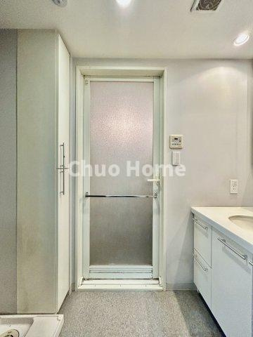 クレストフォルム南砂仙台堀川公園の脱衣所|【洗面所】明るい洗面所は朝をすっきりさせてくれる空間です。バタバタしている忙しい朝でも収納が多い洗面台では短い時間で効率良く支度ができます。