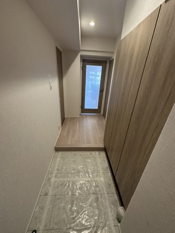 【玄関】 | ファミールハイツ北大阪2号棟 | 玄関収納も十分なスペースを確保！生活感を見せないオシャレな玄関の空間を保てます。