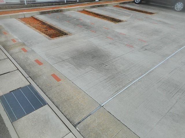 フィオーレ３０２の駐車場