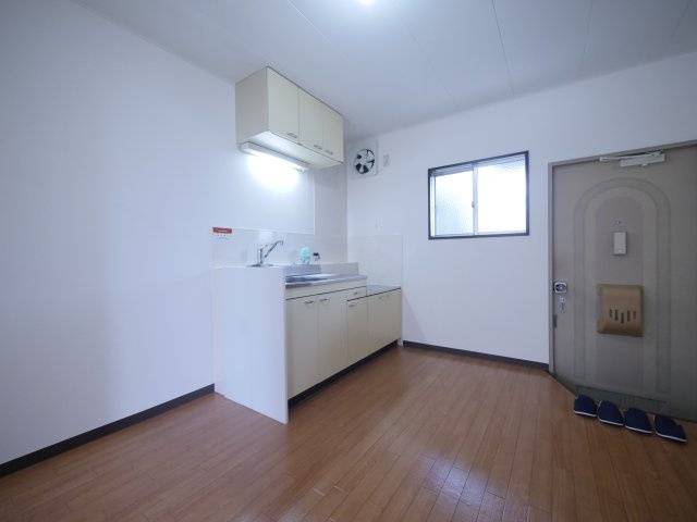 ハイツ今在家A棟の玄関