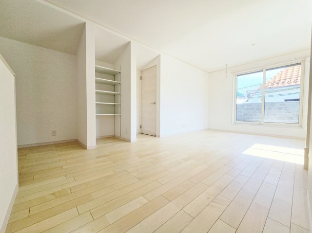 豊島区高松3丁目 全2棟 2号棟の居間・リビング|リビングには便利な収納を設けてます
日用品等の収納に便利です
可動棚なのでお好みの収納にレイアウトできます(2号棟)