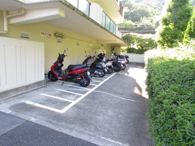 サンハイツ宝塚五月台B棟の駐車場