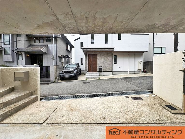 神戸市東灘区森北町7丁目　中古戸建の駐車場