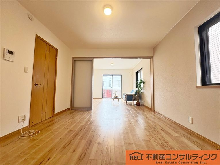 神戸市東灘区森北町7丁目　中古戸建の居間・リビング|部屋数豊富な4LDK！