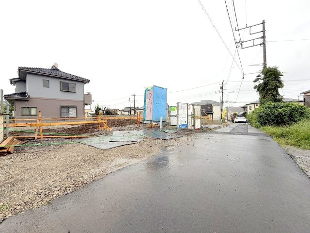 あきる野市油平 全２棟1号棟　新築戸建の前面道路含む現地写真
