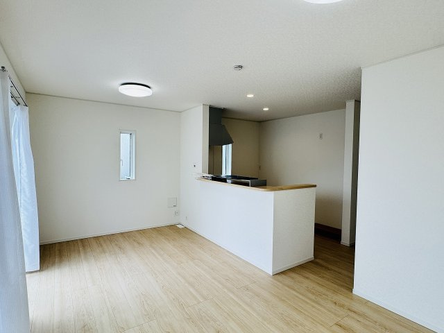 八王子市　泉町　新築一戸建て　２７期の居間・リビング|～14.5帖の明るいLDKで、家族団欒の時間をお過ごしいただけます～