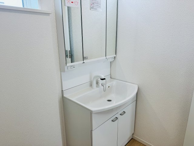 八王子市　泉町　新築一戸建て　２７期の独立洗面台|～３面鏡付きの独立洗面台　細々している物をスッキリ収納出来ます～
