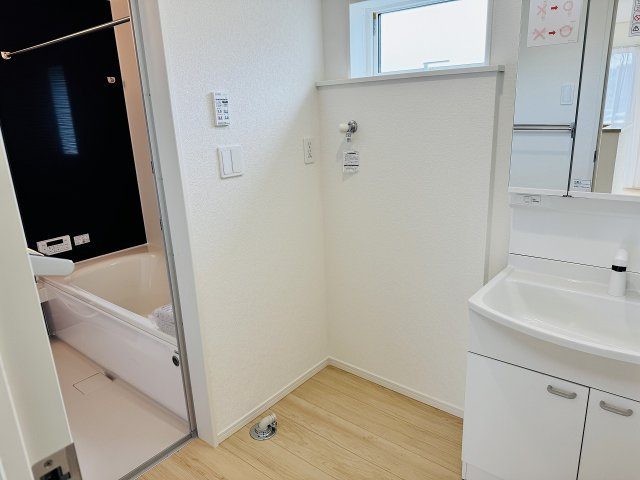 八王子市　泉町　新築一戸建て　２７期の脱衣所|～窓付きで明るい洗面所　換気もしやすいです～