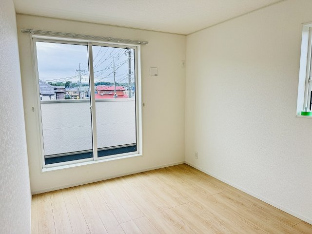 八王子市　泉町　新築一戸建て　２７期の寝室|～2階バルコニーに面している5.75帖の洋室です～