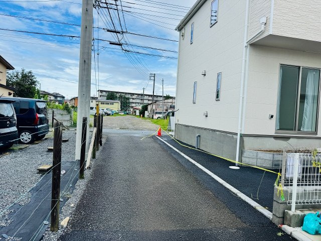 八王子市　泉町　新築一戸建て　２７期の前面道路含む現地写真|～北側4ｍ・西側4ｍ道路に面しています～