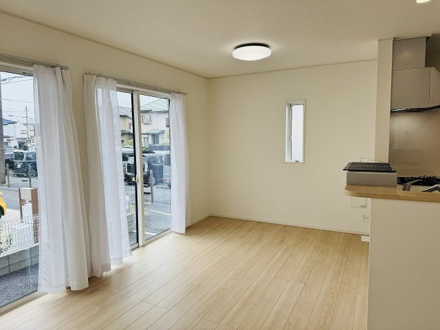 八王子市　泉町　新築一戸建て　２７期の居間・リビング|～14.5帖の明るいLDKで、家族団欒の時間をお過ごしいただけます～
