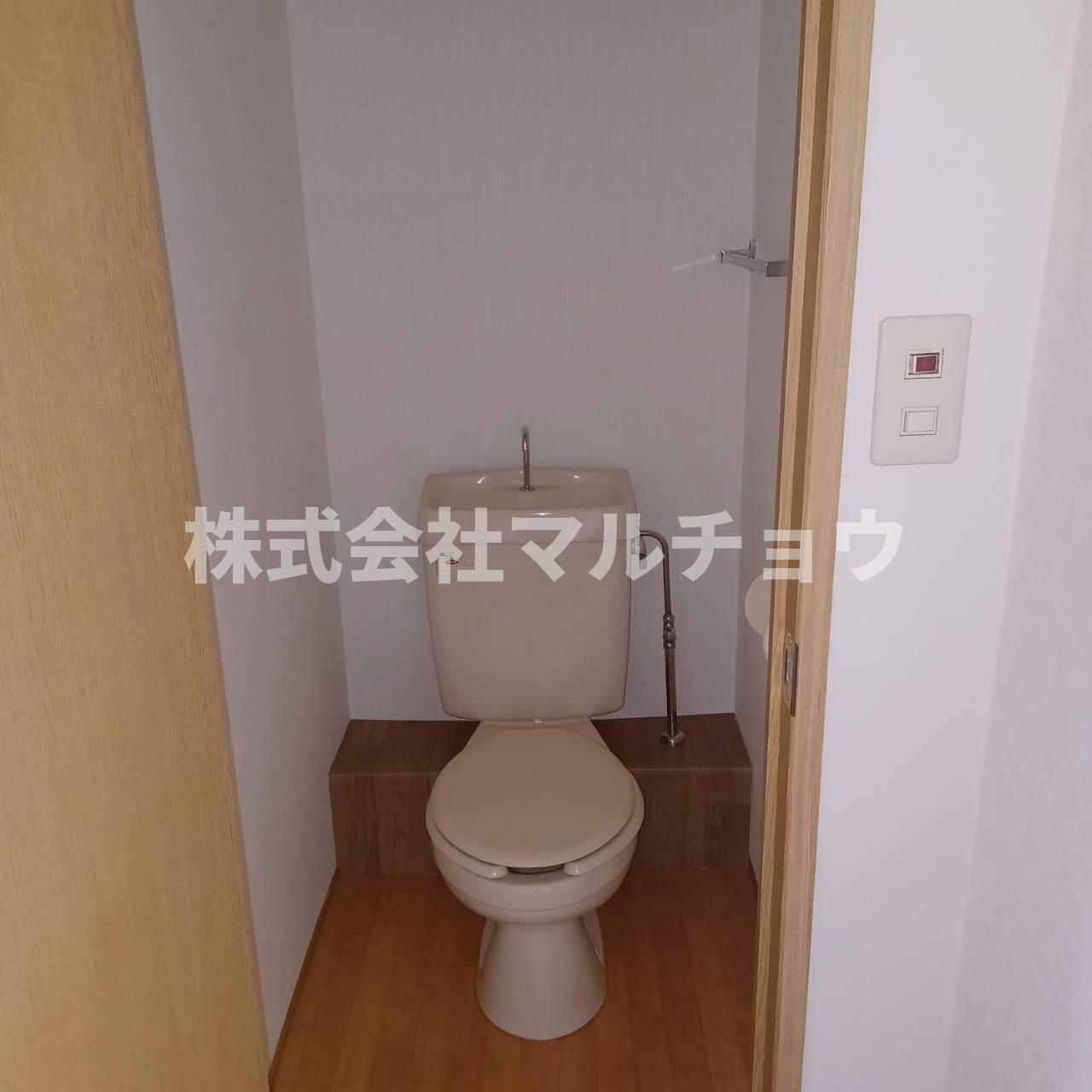 メゾン文里B棟のトイレ|落ち着いた色調のトイレです