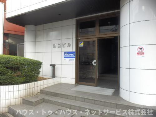 山口ビルのエントランス