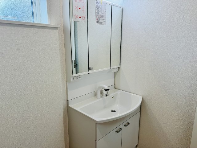 八王子市　泉町　新築一戸建て　２７期の独立洗面台|～３面鏡付きの独立洗面台　細々している物をスッキリ収納出来ます～