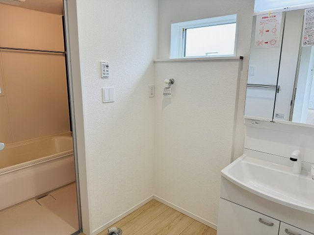 八王子市　泉町　新築一戸建て　２７期の脱衣所|～窓付きで明るい洗面所　換気もしやすいです～