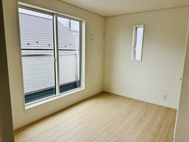 八王子市　泉町　新築一戸建て　２７期の寝室|～2階バルコニーに面している6.0帖の洋室です～