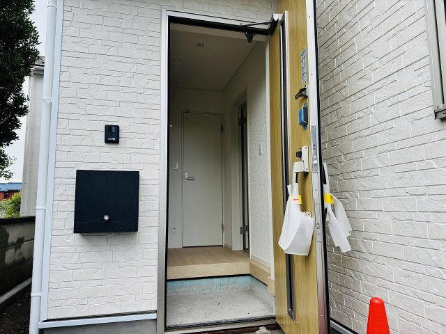 八王子市　泉町　新築一戸建て　２７期の玄関|～玄関は安心のWロックキーを採用～