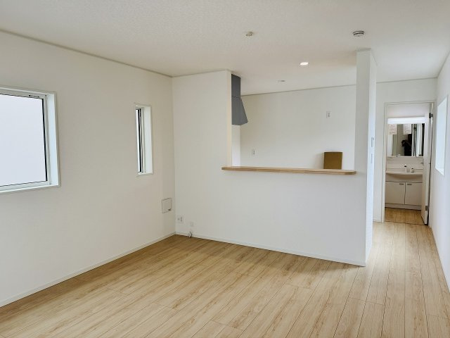 八王子市　泉町　新築一戸建て　２７期の居間・リビング|～15.0帖の明るいLDKで、家族団欒の時間をお過ごしいただけます～