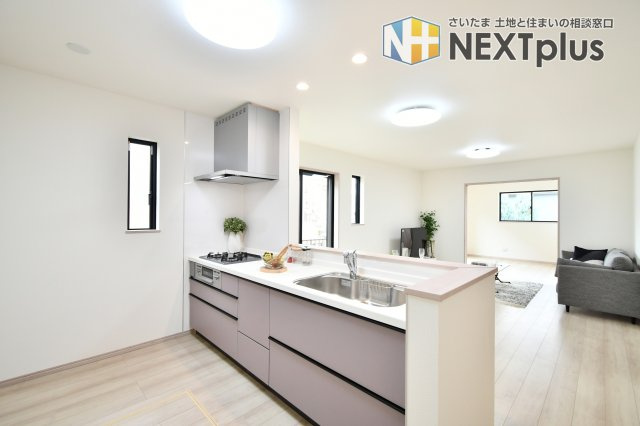 蓮田市黒浜2343番　全５棟のキッチン|2人並んでも動きやすいゆったりキッチンスペース☆対面キッチンで、リビングにいるご家族・ご友人との会話を楽しみながらお料理できます♪気になる設備はぜひ現地でチェックしてみてください♪