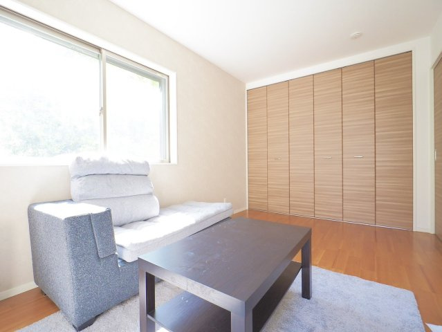 剣谷町戸建の洋室|落ち着いた色調の洋室です