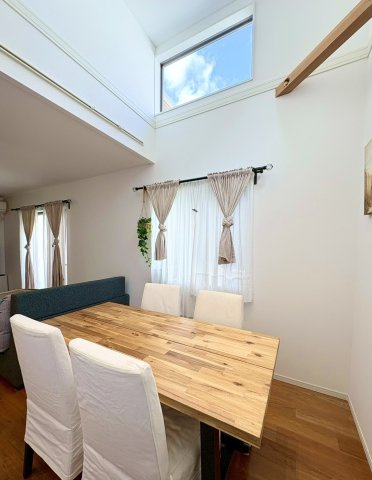 剣谷町戸建の居間・リビング|天井高の最長部分は約3.8ｍ