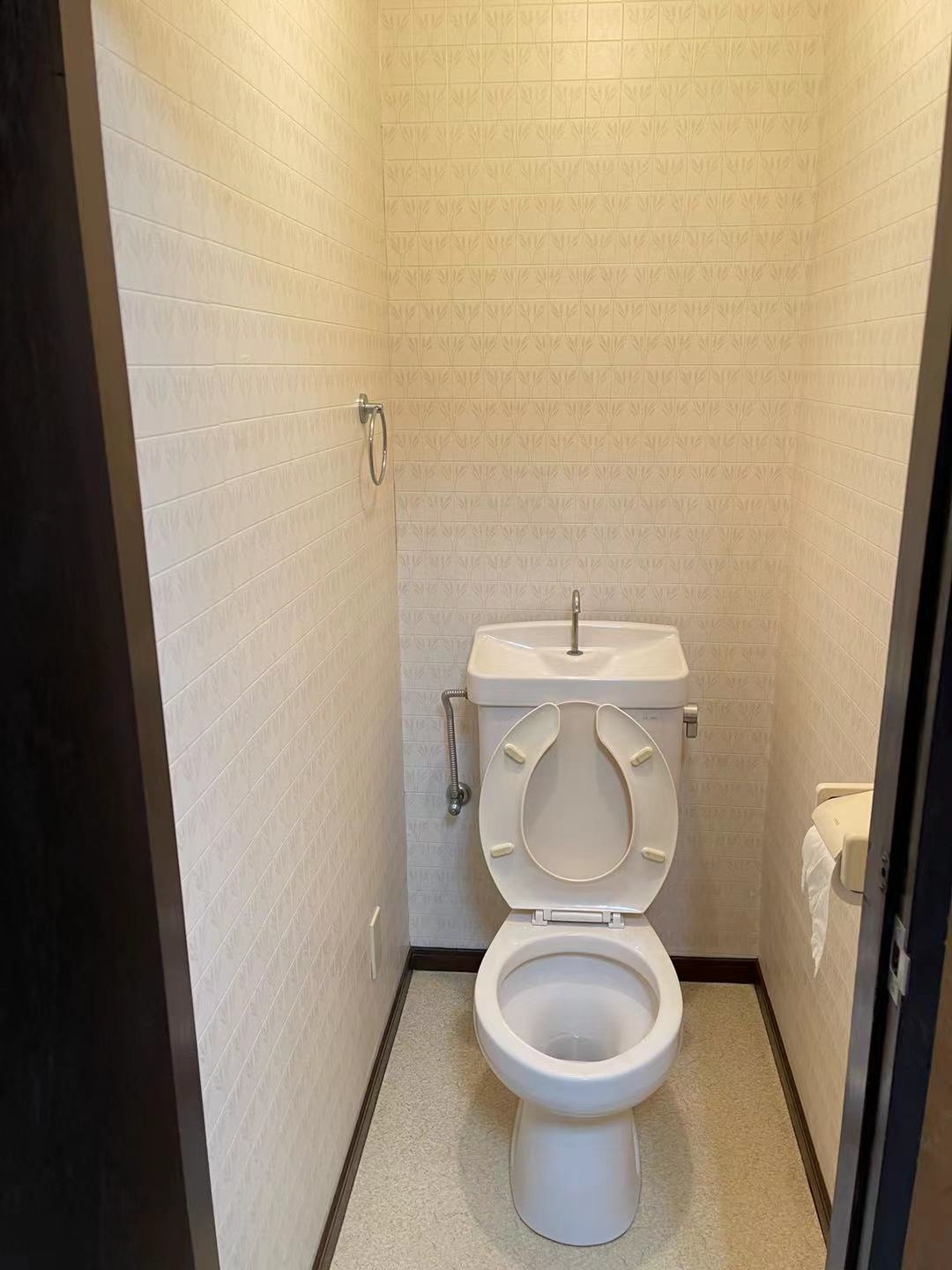 西武保谷マンションのトイレ|落ち着いた色調のトイレです