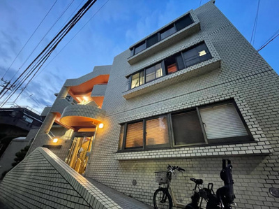 【外観】 | ロイヤルハイツ新高円寺 | 鉄筋コンクリート造のがっちりとした建物。