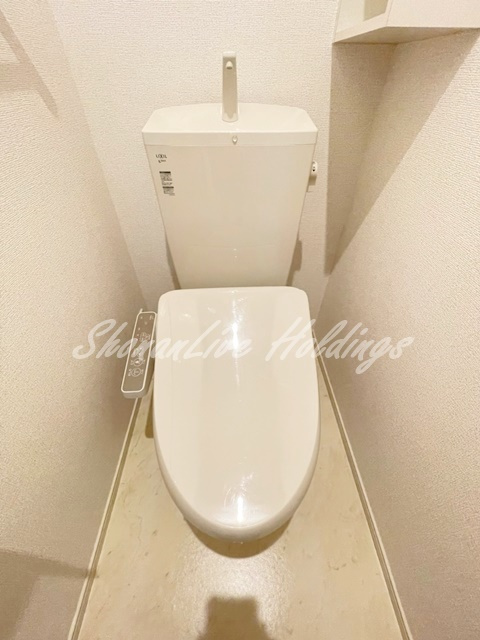 大和市代官１丁目のアパートのトイレ|明るい洗面所です