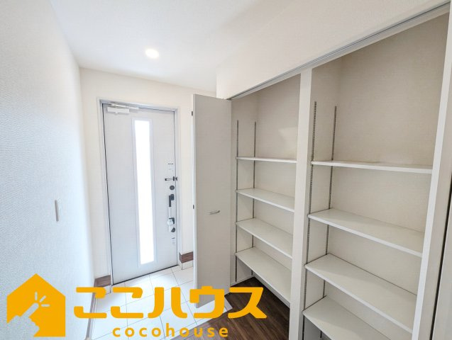 豊見城市豊見城　リーブルガーデン　新築戸建て　全4棟　1号棟の玄関|大容量のシューズボックス
