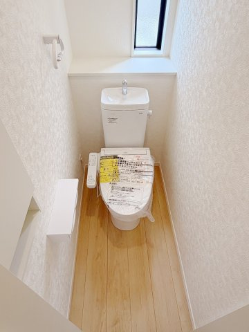 加須市下高柳第3　全3棟　2号棟のトイレ|カウンターにお花や、置物などおいてみてはいかがでしょうか？華やかになります！