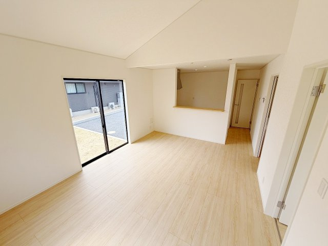 加須市下高柳第3　全3棟　2号棟の居間・リビング|LDK16帖、来客がきても広々使えますね！