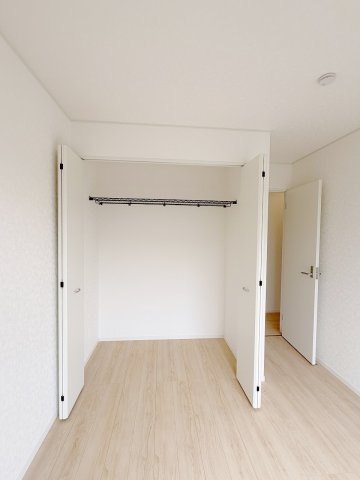 加須市下高柳第3　全3棟　2号棟の居間・リビング|丈の長いコートなどの収納にも便利！