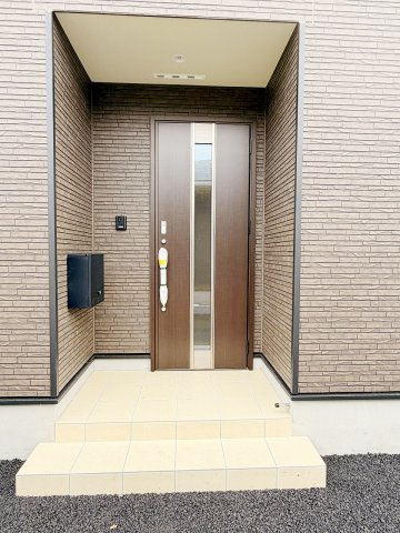 加須市下高柳第3　全3棟　2号棟の玄関|玄関ドアの前に屋根が深く入り込むため、雨の日でも傘をさしたり、濡れずに荷物の出し入れができる！