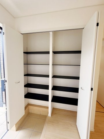 加須市下高柳第3　全3棟　2号棟の収納|靴収集好きの方でもたっぷり収納できて嬉しい♪