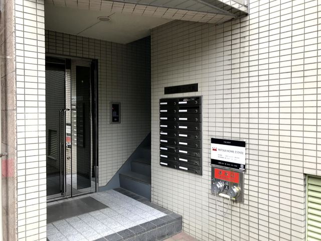 三鷹市下連雀３丁目の賃貸マンションのエントランス