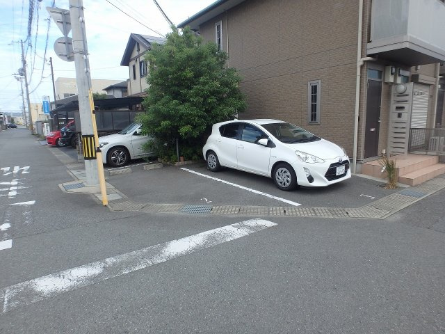 オーシャン三条の駐車場