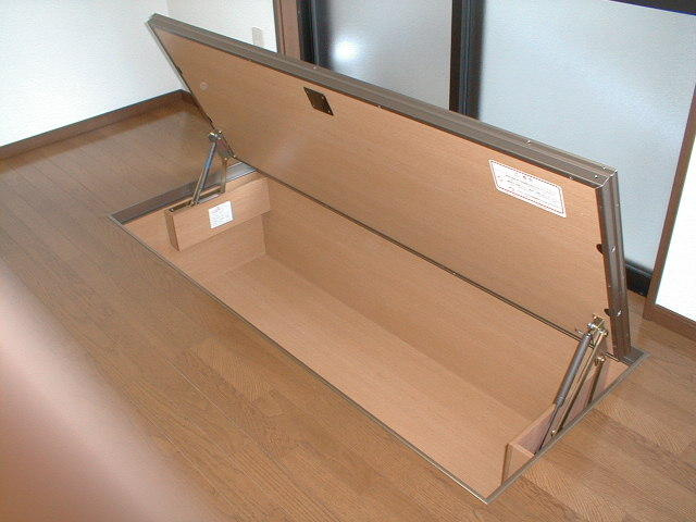 畳１畳分の床下収納庫付き