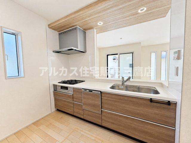 三鷹市井口4丁目 西武多摩川線 新小金井駅 新築戸建のキッチン|リビングを見渡しながら作業ができる対面式システムキッチン。食洗機や3口コンロなど機能面も充実しています。